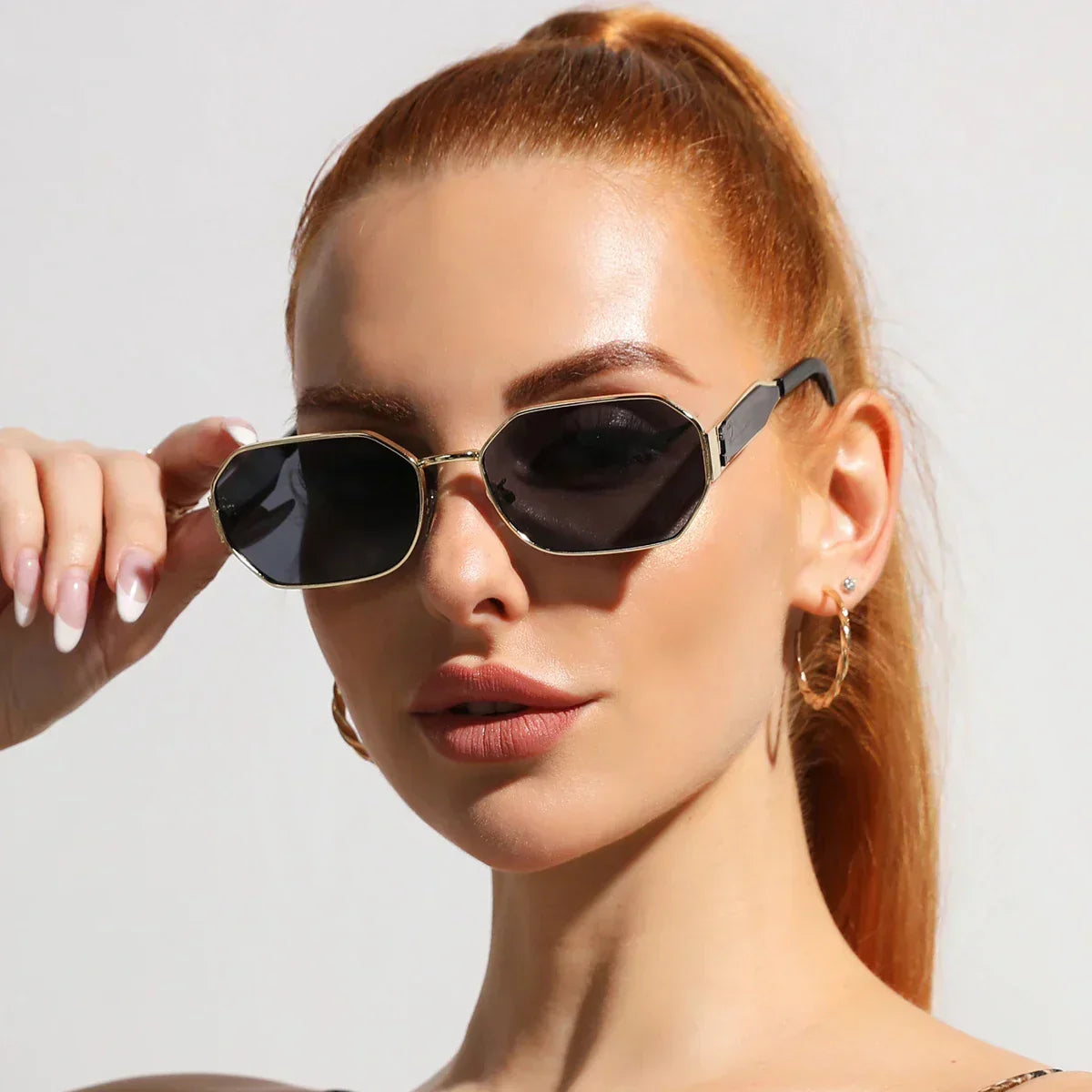 Aurelle Round sunglasses - gold frame, front view